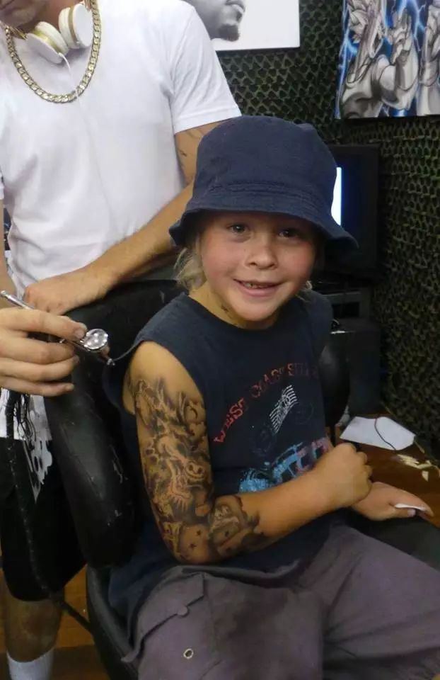 当这些家长把自己孩子纹身的炫酷模样po到网上的时候,这位纹身师
