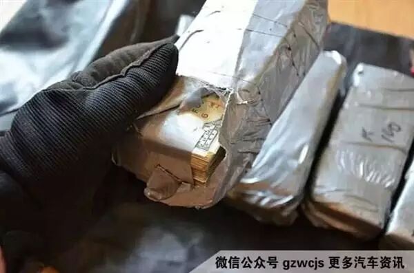 打开包裹一看,发现有7个用银色防水胶带包住的东西…(该不会是毒品