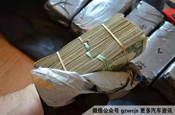 打开一看,居然是白花花的钞票!