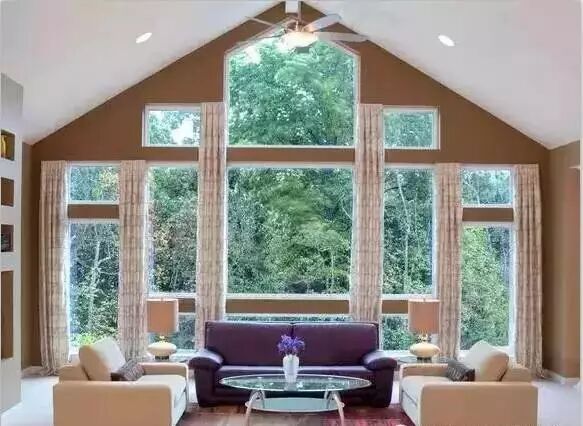 对于软装来说，窗帘有着举足轻重的作用