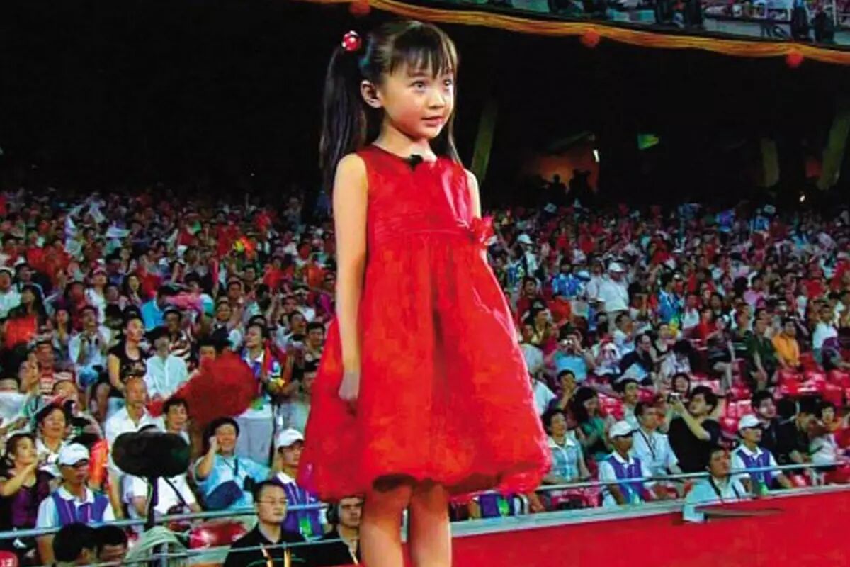 加上可爱的林妙可台上演出,以及56个身着民族服装的儿童簇拥着国旗