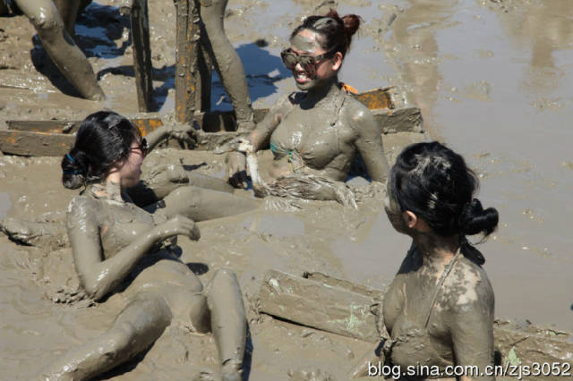 30位中国旅游文化小姐在滩涂泥地中狂欢