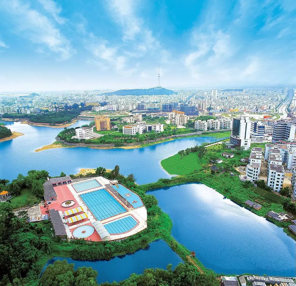 阳江是"中国十大最具幸福感城市"之一,位于广东省西南沿海,紧邻珠三角