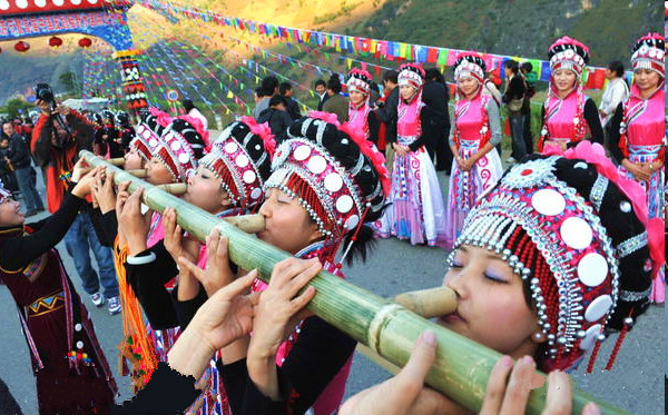 饮酒之一条心,美丽的傈僳族姑娘用竹筒串联起盛满米酒的竹筒酒杯,客人