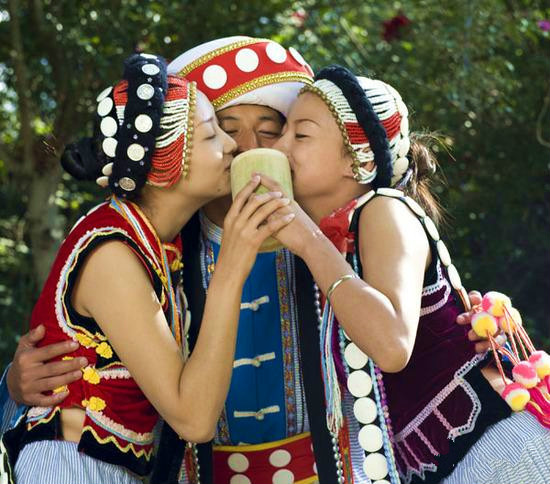 团圆酒,独龙江,相思酒,一条心,怒江第一湾,三江并流……酒是傈僳族