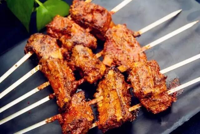 喜欢啃排骨的小伙伴一定不能错过, 肉质饱满的烤羊排,啃了一串还想来