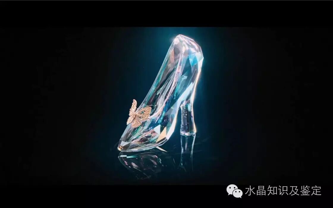 水晶鞋的灰姑娘 摇身一变 变成了光彩耀人的公主 一个浪漫的童话故事