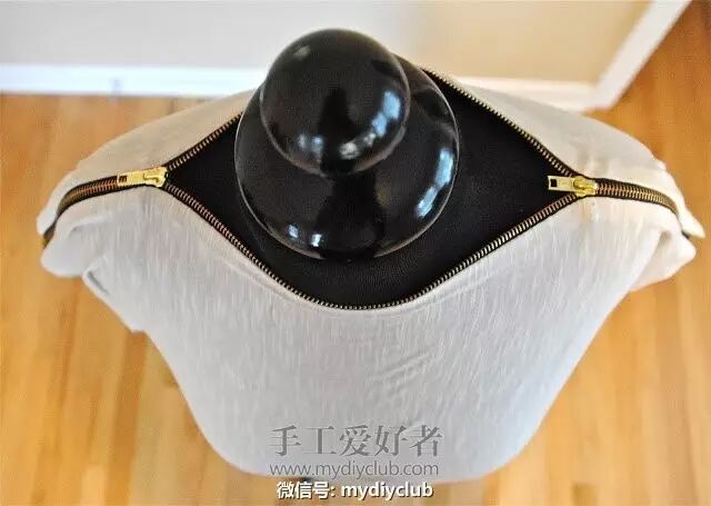 旧T恤穿出新花样--改造成朋克风格的拉链领T恤