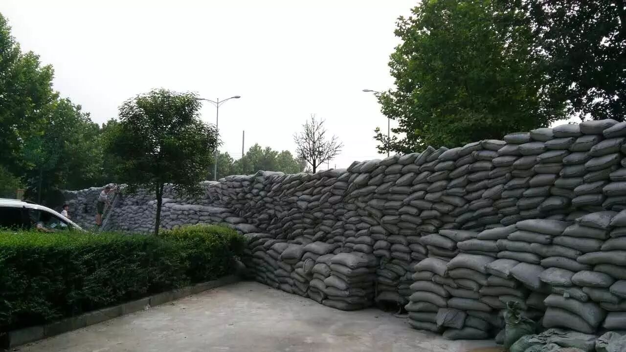 区府路东口已堆起一人多高的水泥墙