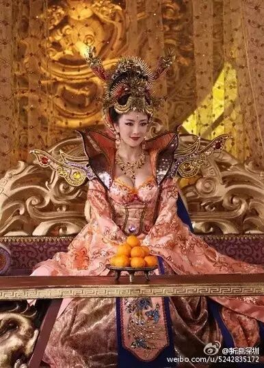 不幸被剪辑成了"大头妖后",性感的身材被cut的一丝不剩,据称"《封神