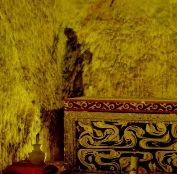 崖壁画之谜:"楚王迎宾" 图片来源:龟山景区