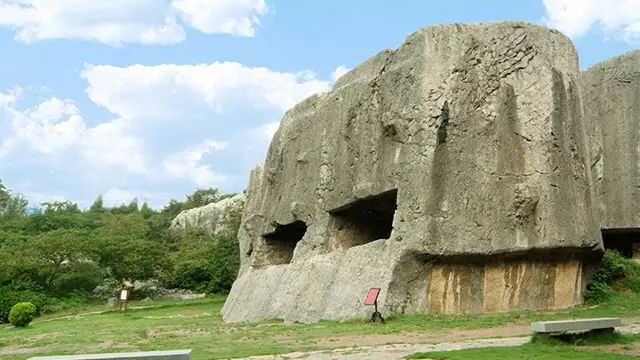 有1500多年前南朝宋武帝劉裕的初寧陵石刻;有始建於公元502年,至今