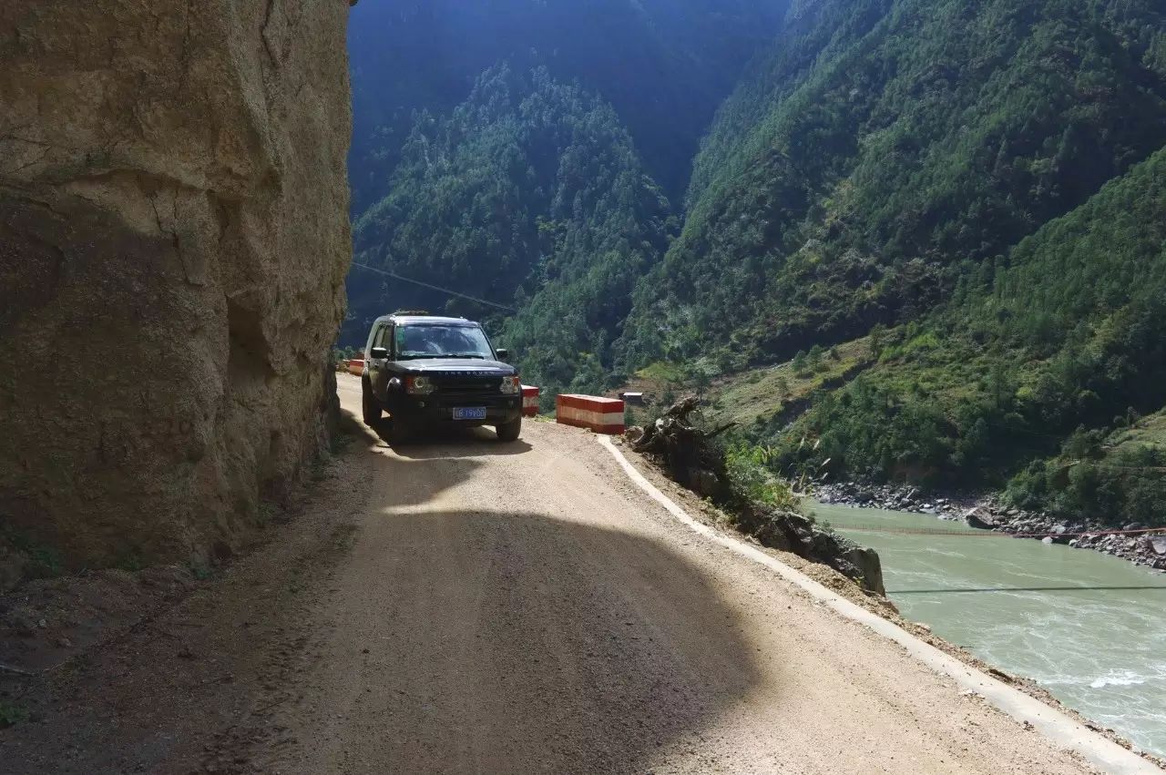 丙中洛到察瓦龙的山路