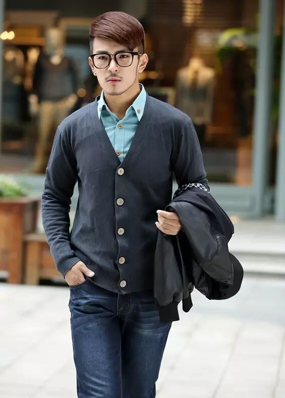 很有韩feel的时尚造型,一件秋装的针织毛衣就可以穿出出明星