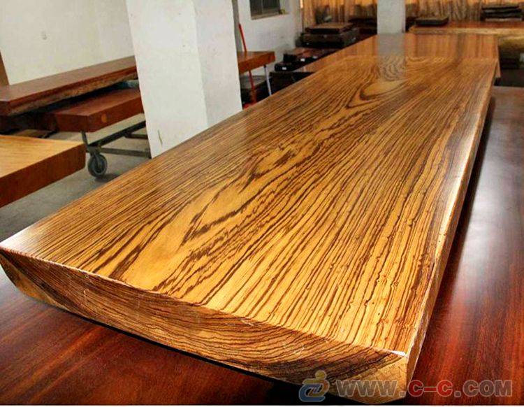 乌金木制作的家具透气性好,使用起来比较凉爽,适宜于