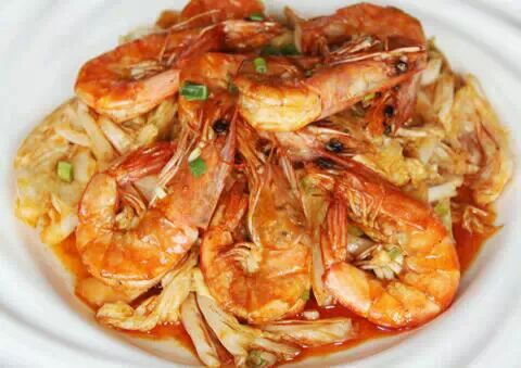 大虾烧白菜是烟台福山的特色菜,属于鲁菜系.