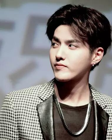 吴亦凡自学梳中分发型!