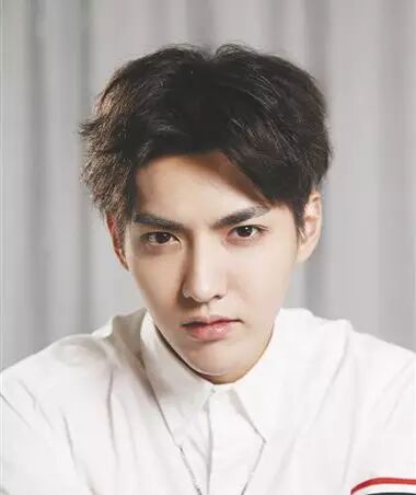 吴亦凡中分烫卷发发型