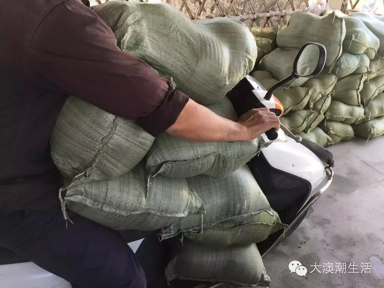 "打包"之后,就要装进这些麻袋. 准备送到路口的大卡车上面.