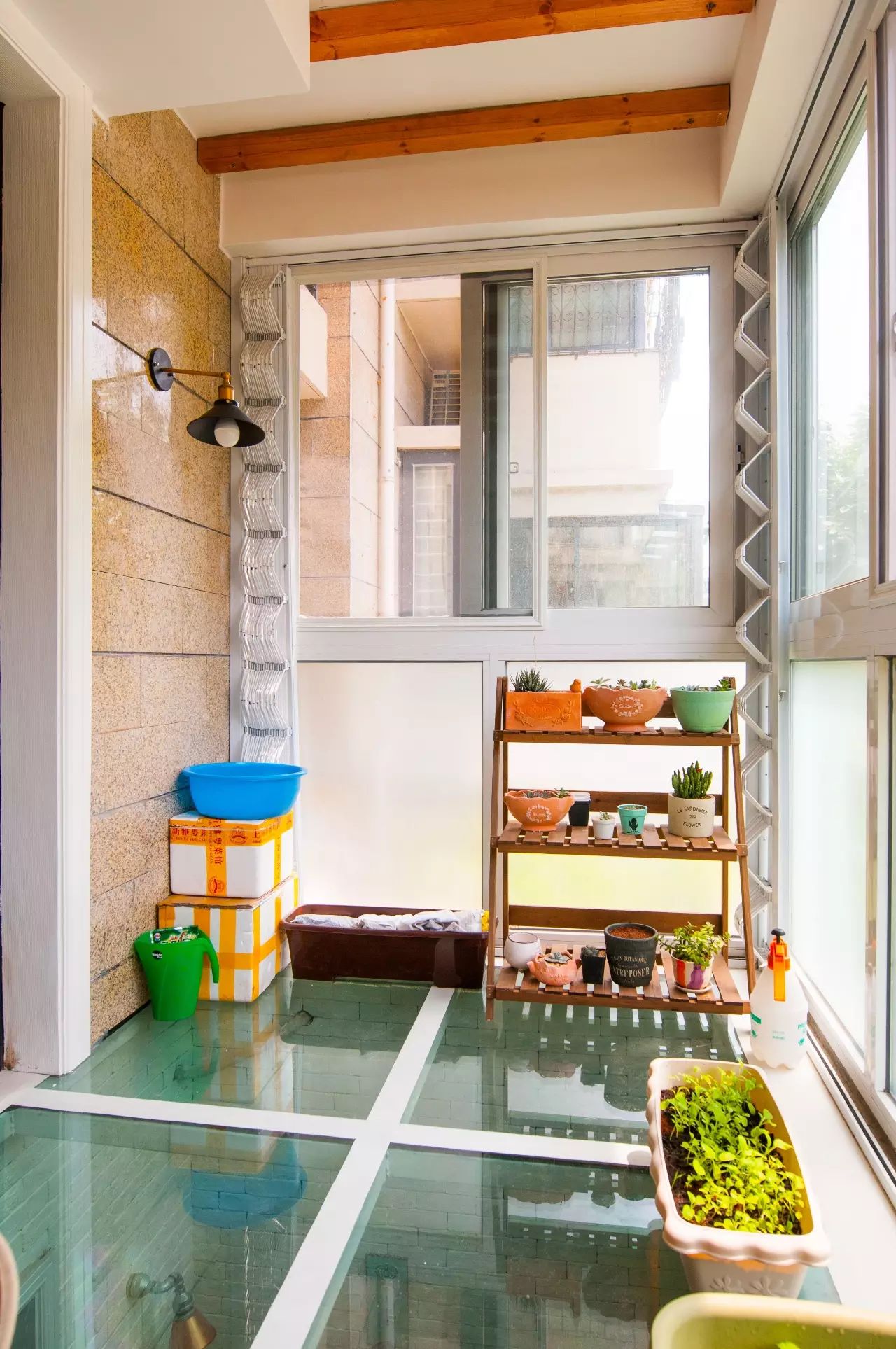 主卧外面的阳台位于地下室的玻璃天花采光区域正上方.