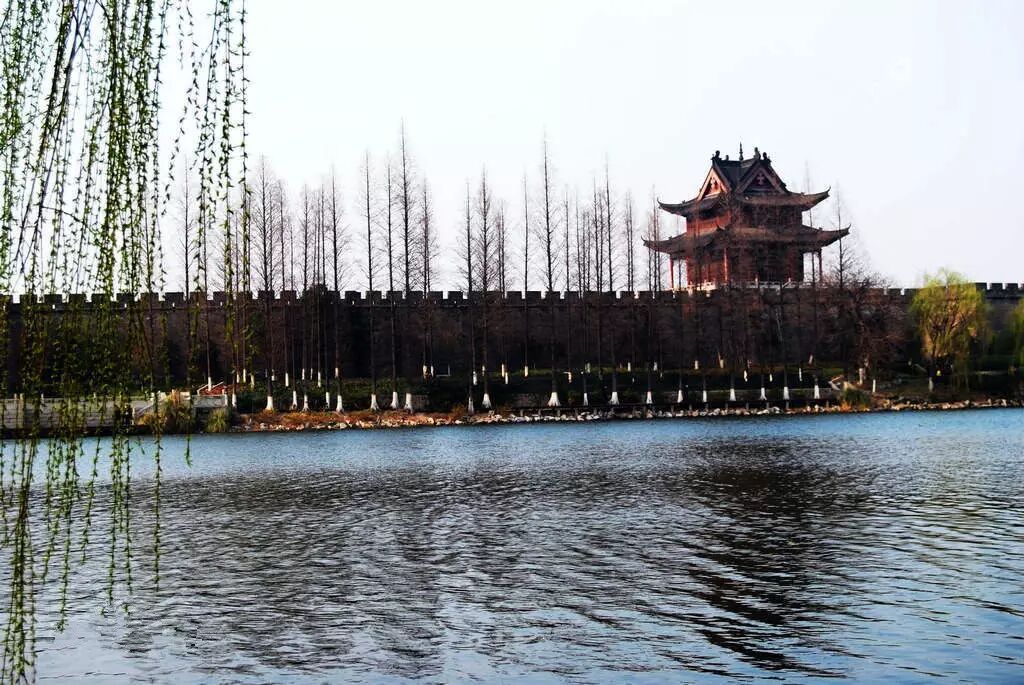 襄阳牛油面,襄阳卧龙牌大头菜 ,霸王醉石花酒等古隆中至今已有1800多