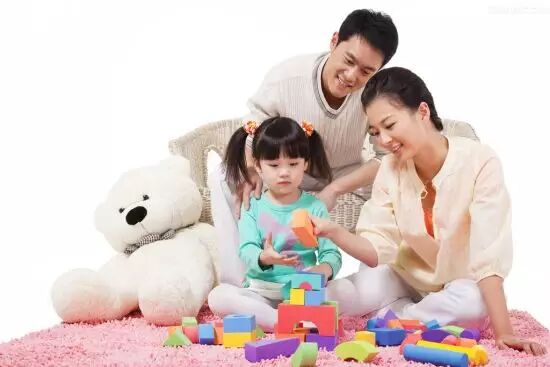 “双亲被隔绝，8岁女孩刷爆网银”：小孩要学钱，是两个家庭成员的意外事件(图9)