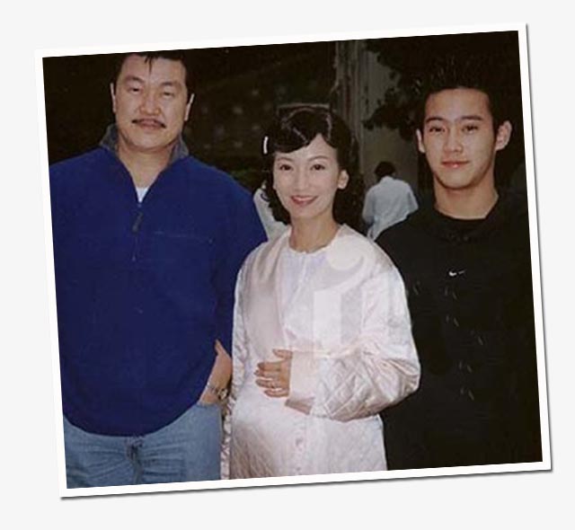 1982年赵雅芝和第一任丈夫黄伟汉离婚,黄伟汉比赵雅芝大10岁,必然产生