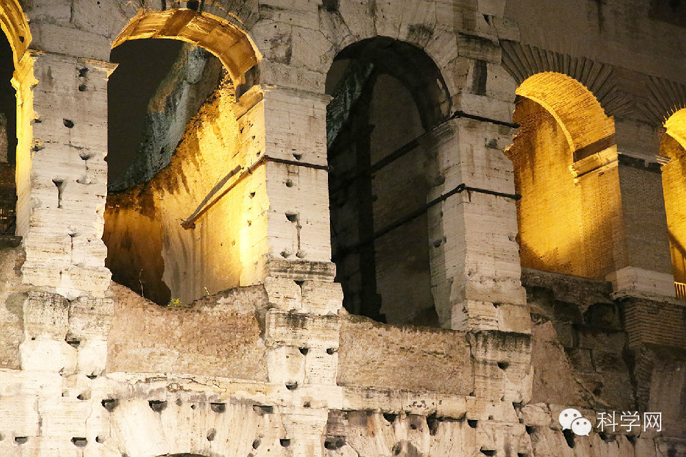 平直的东西,虽然简单,但和拱结构比,能承载的重量有限.2011年到泰国开