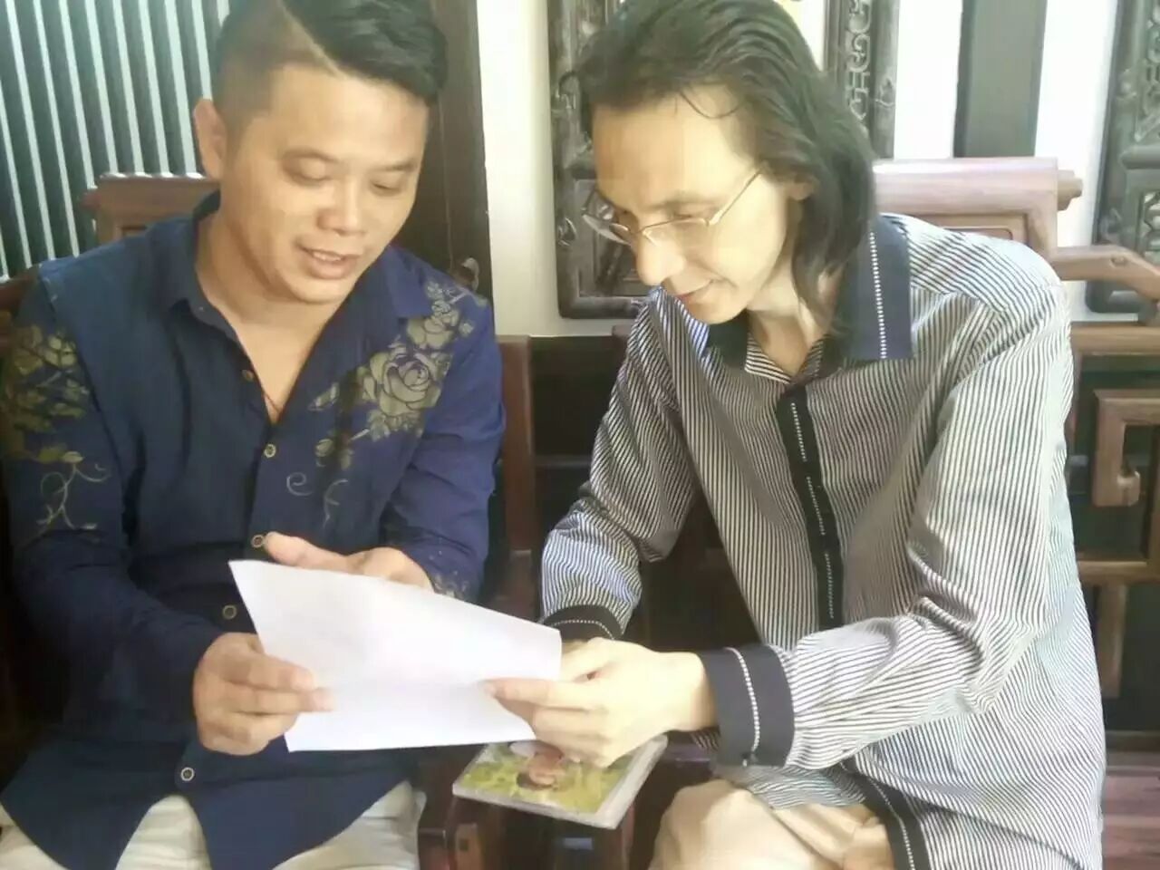 新宝堂董事长陈柏忠先生(右)与江门本土音乐创作人梁川宇老师(左)