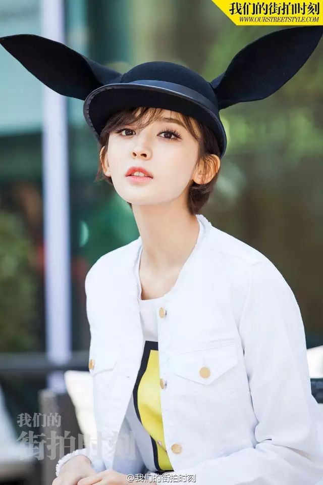 街拍牛仔裤美女穿搭2018夏_明星街拍穿搭图片_明星穿搭街拍