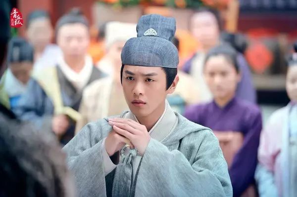 明星穿搭街拍_街拍牛仔裤美女穿搭2018夏_明星街拍穿搭图片