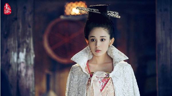 街拍牛仔裤美女穿搭2018夏_明星街拍穿搭图片_明星穿搭街拍