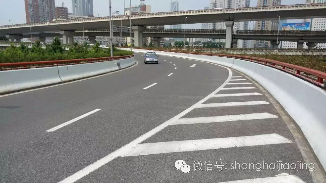 201606220609-金沙江路祁連山南路-大客車壓導流線