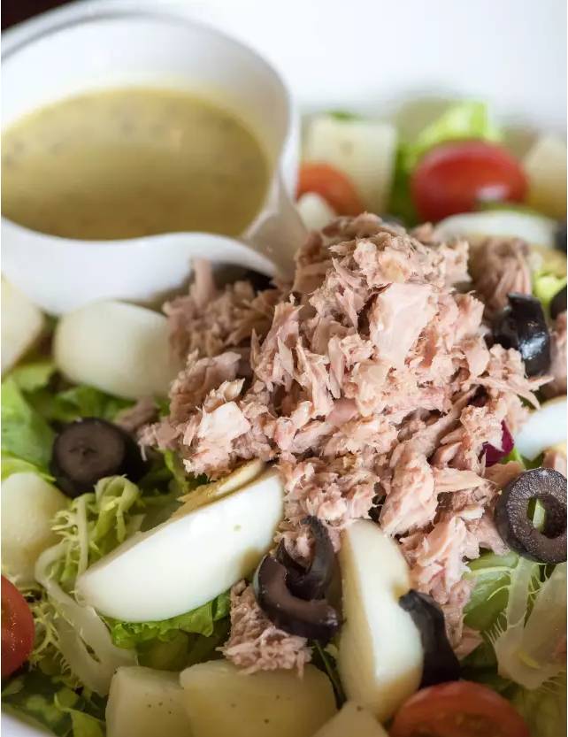 如果你是吞拿鱼爱好者,不防试试这款法式尼斯吞拿鱼沙拉,淋上魔芥酱.