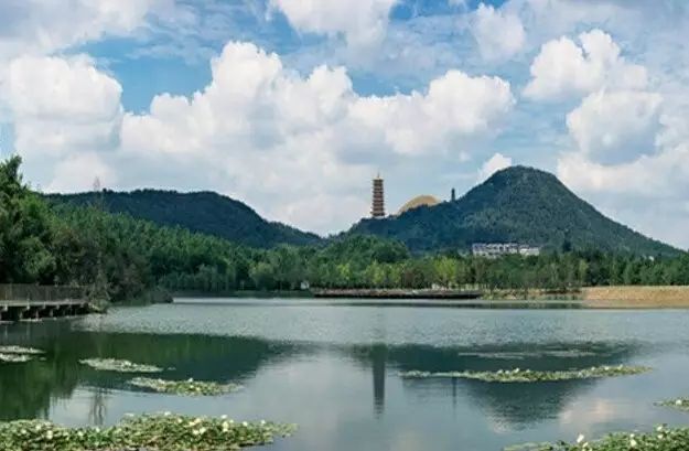 牛首山文化旅遊區大報恩寺遺址公園位於南京市秦淮區中華門外,是