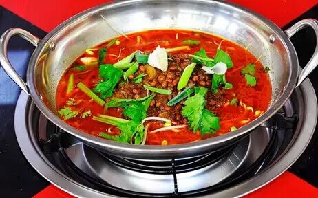 它提取自豆豉,浓缩豆豉精华,发黑外表不影响其忠实本味.