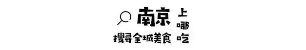 朱氏梅花糕就在上海路和陶谷新村的交叉口,一栋小房子,开一个小窗口,旁边是桌椅板凳摆两套,五脏俱全.一家小店,两块红色的...