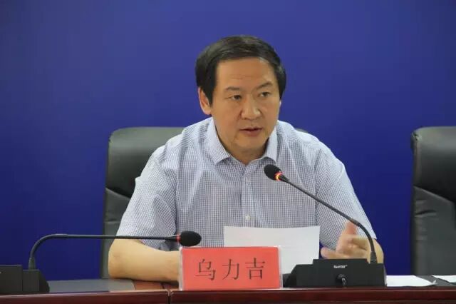 在发布会上,赤峰市文化新闻出版广电局副局长乌力吉作新闻发言,"