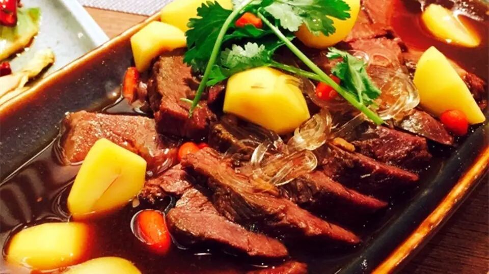 蒙羊天骄宴要杀出蒙古菜的一片天,除了量大,超值的杀招之外,烤牛排