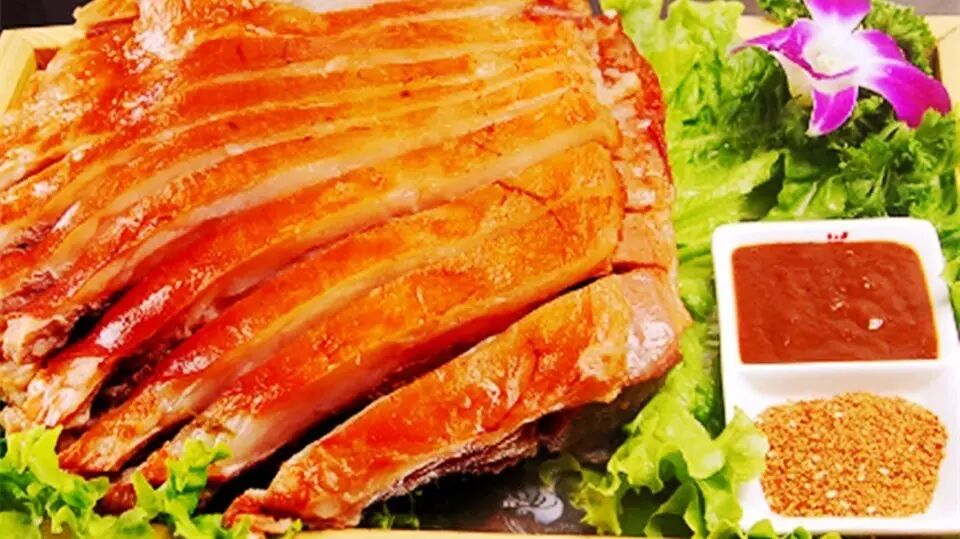 蒙羊天骄宴要杀出蒙古菜的一片天,除了量大,超值的杀招之外,烤牛排