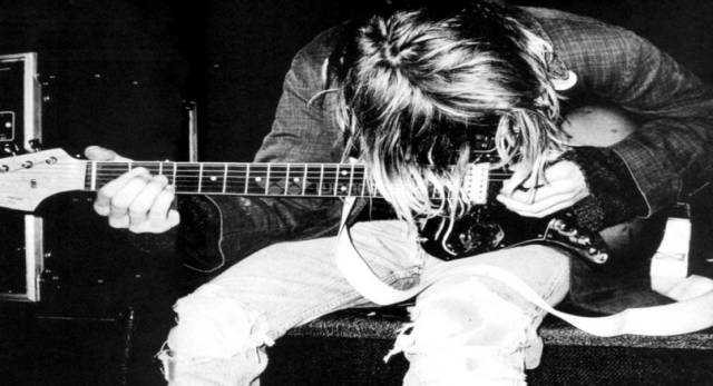 涅槃乐队的科特·柯本也左手弹吉他。不过，他的遗书时应该是用右手写下