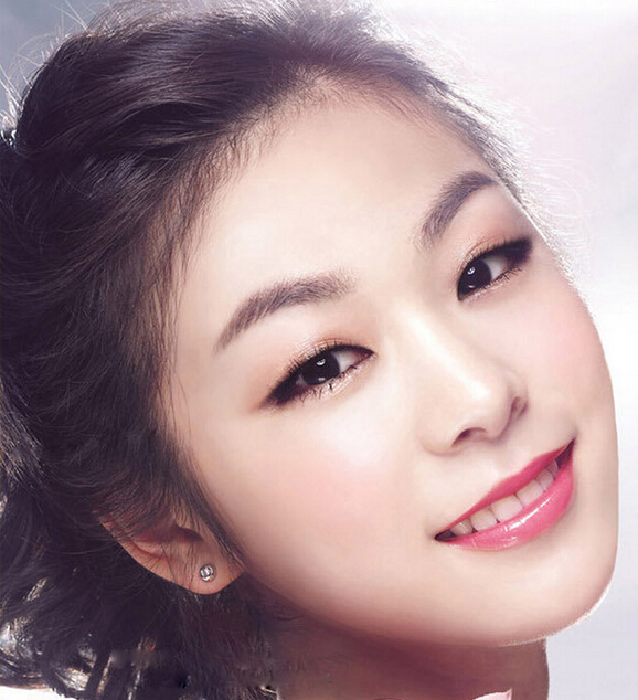 单眼皮可以把暖色或是比较夸张的颜色(蓝色,紫色)放在外眼角,涂抹时