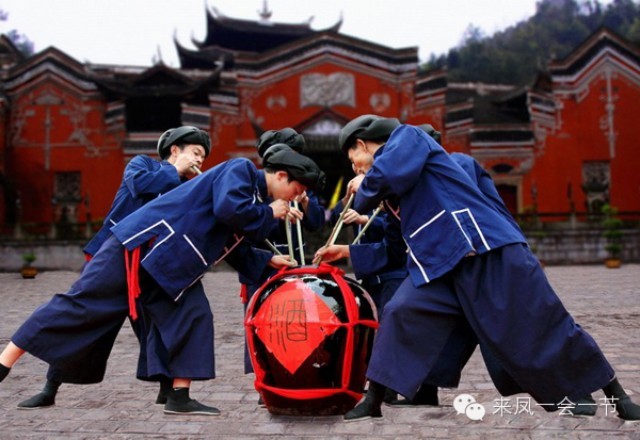 土家人饮酒咂酒