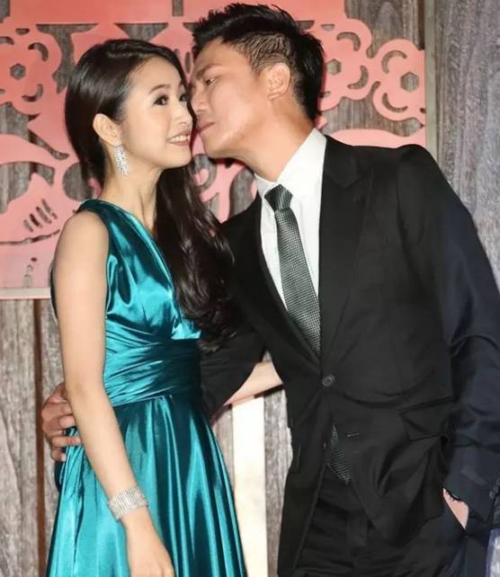 直到林依晨成了别人的新娘,郑元畅退伍,林依晨也去了见面会现场