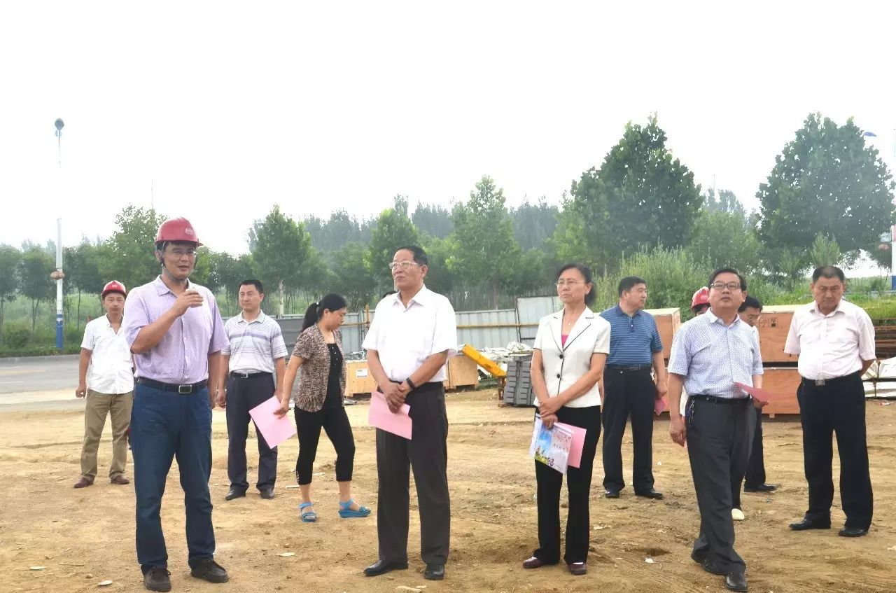 在人民医院建设现场,院长李连溪向各位领导汇报了宁阳县人民医院建设