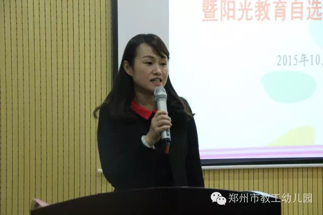 寇爽园长在"阳光自选课程说明会"上与家长对话合唱与音乐素养教师与