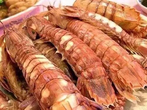青岛人吃虾虎自带神技能:一眼识公母,15秒完美剥皮!