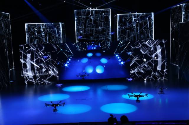 大疆无人机表演让发布会现场科技感十足