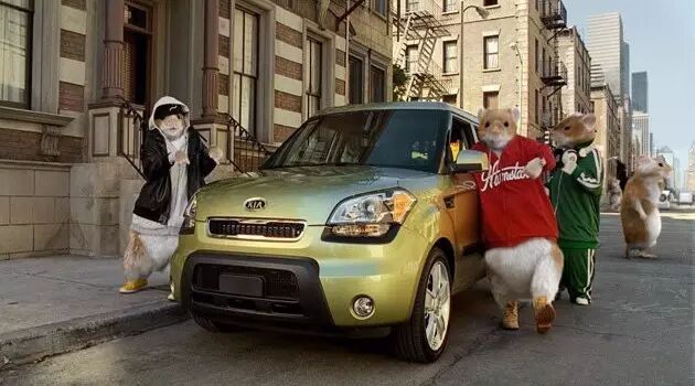 抢不上场场爆满的《战狼 2》，不如来波车企广告片过把瘾