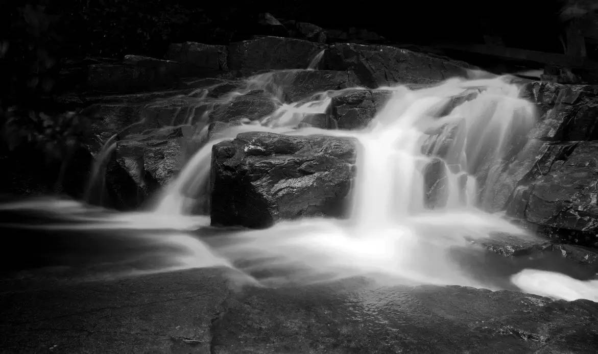 黑白感光材料记录的是黑,白,灰影像,表现影调对比是黑白摄影的重要